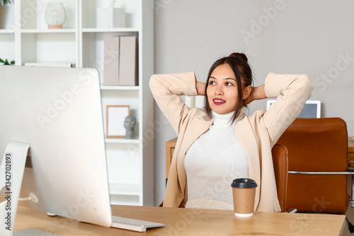 Young Asian businesswoman w...