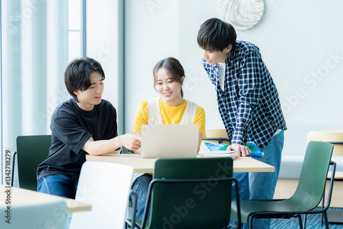 Quadro su tela パソコンを見ながら話す学生たち【撮影協力:スカパー東京メディアセンター】
