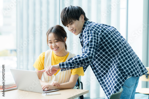 Quadro su tela パソコンを見ながら話す学生たち【撮影協力:スカパー東京メディアセンター】