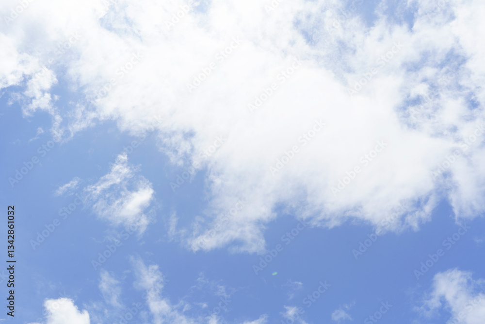 Obraz premium Beautiful clouds during spring time in a Sunny day. Blue sky and white fluffy clouds