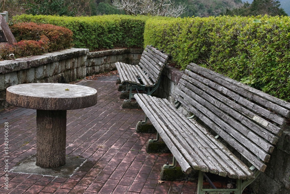 汚れた古い木製のベンチ