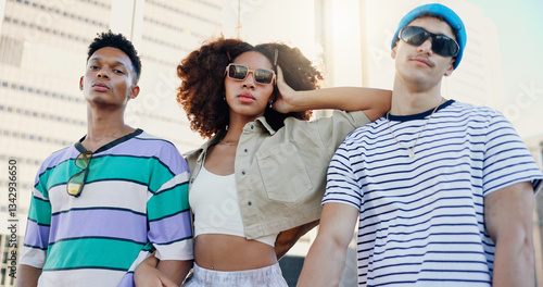 Foto Cool, streetwear and friends in city with fashion in summer for urban, edgy or trendy style together