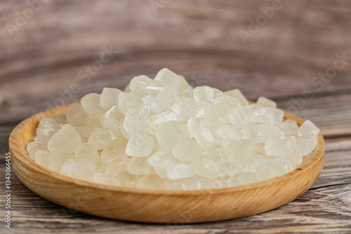 Bild auf Leinwand Organic Rock Sugar on a Rustic Wooden Surface – Close-up Shot