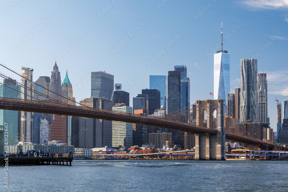 Naklejka premium A panoramic view of the Brooklyn Bridge stretching towards Manhattan