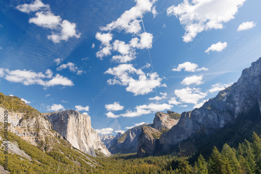Fototapeta premium The breathtaking Tunnel View in Yosemite National Park