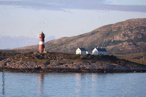 Φωτογραφία Buholmrasa lighthouse on the island of Sonnaholmen in late sunshine, Norway