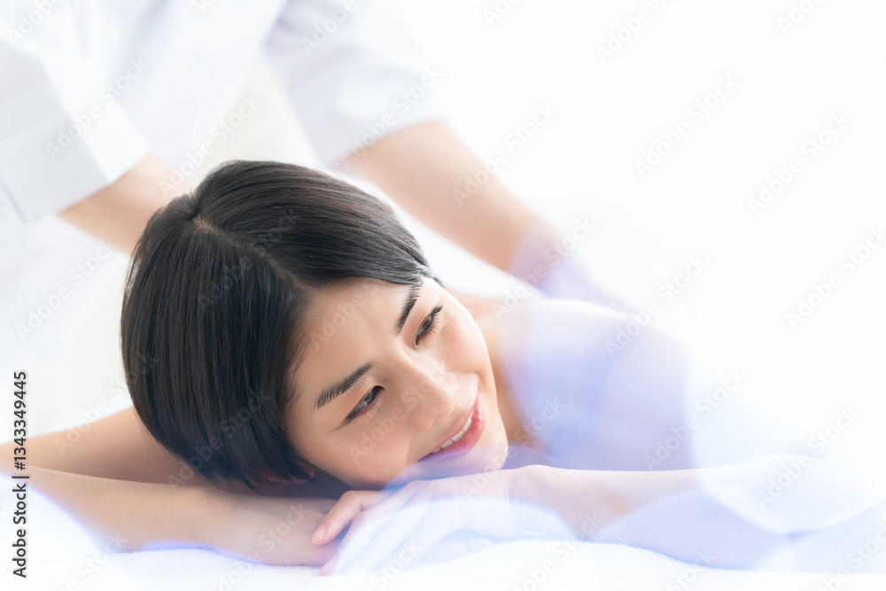 エステを受ける若い女性 エステを受ける若い女性