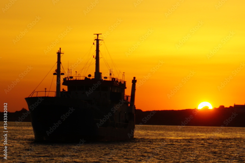 Fototapeta premium Sunset at the port of Parikia in Paros