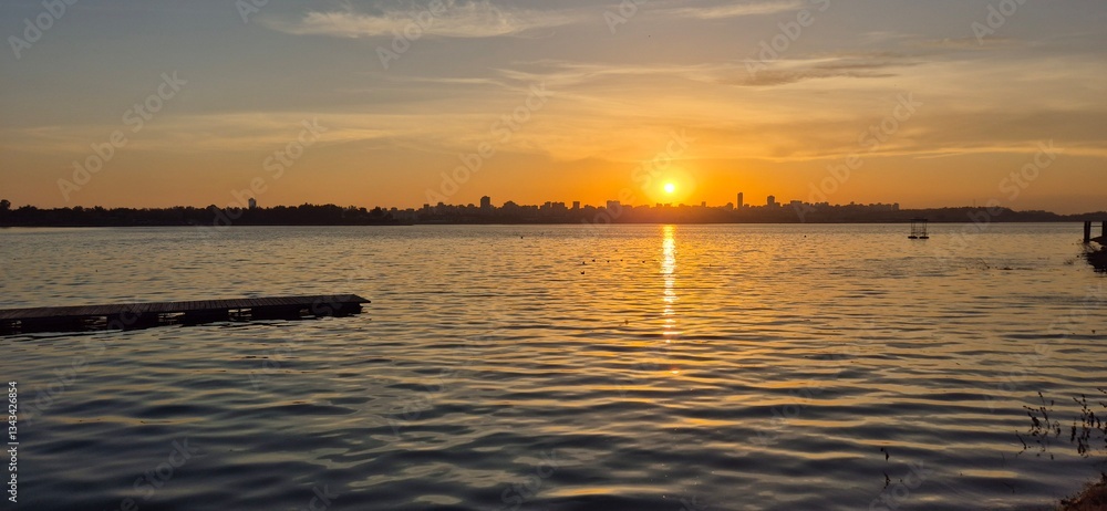 Obraz premium a serene backdrop of a lake reflecting the golden hues of a breathtaking sunset