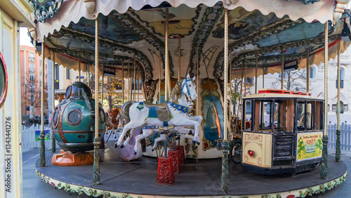 Obraz na płótnie Empty retro carousel with horses and a carriage waiting for children to ride w salonie