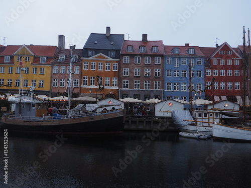 Bunte Nyhavn-Gebäude im bewölkten Kopenhagen, Dänemark