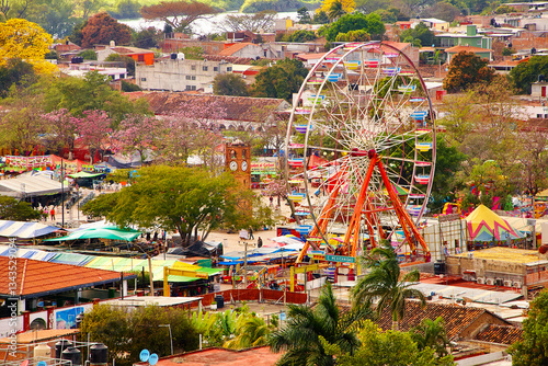 Mexiko – Jahrmarkt in Chiapas mit beleuchtetem Riesenrad am Abend