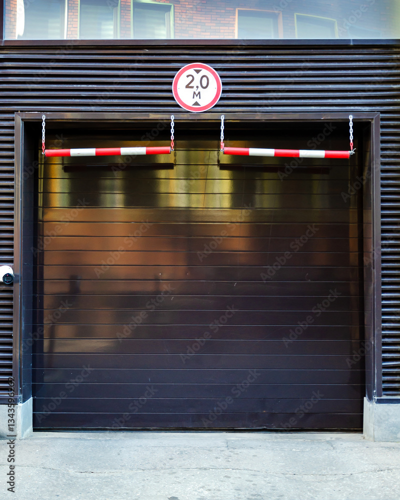Naklejka premium Garage Entrance with Height Restriction Sign Displayed