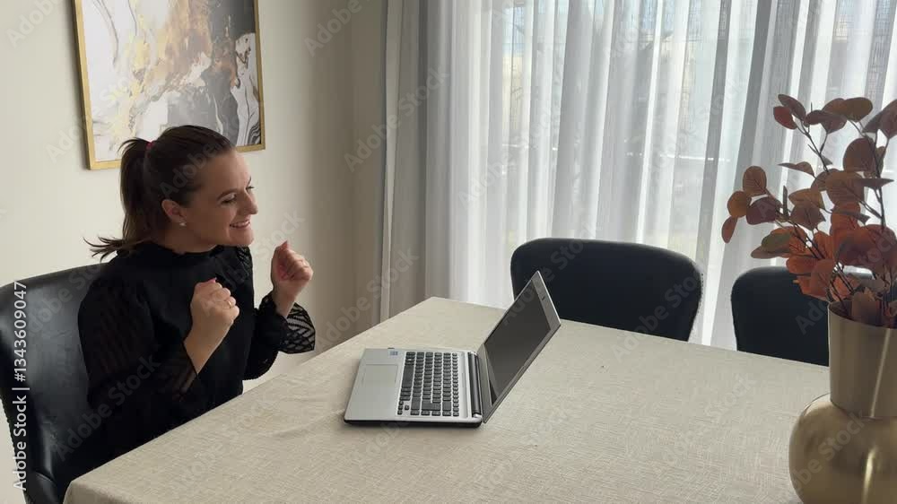 Mulher feliz com os negócios usando computador portatil em casa 