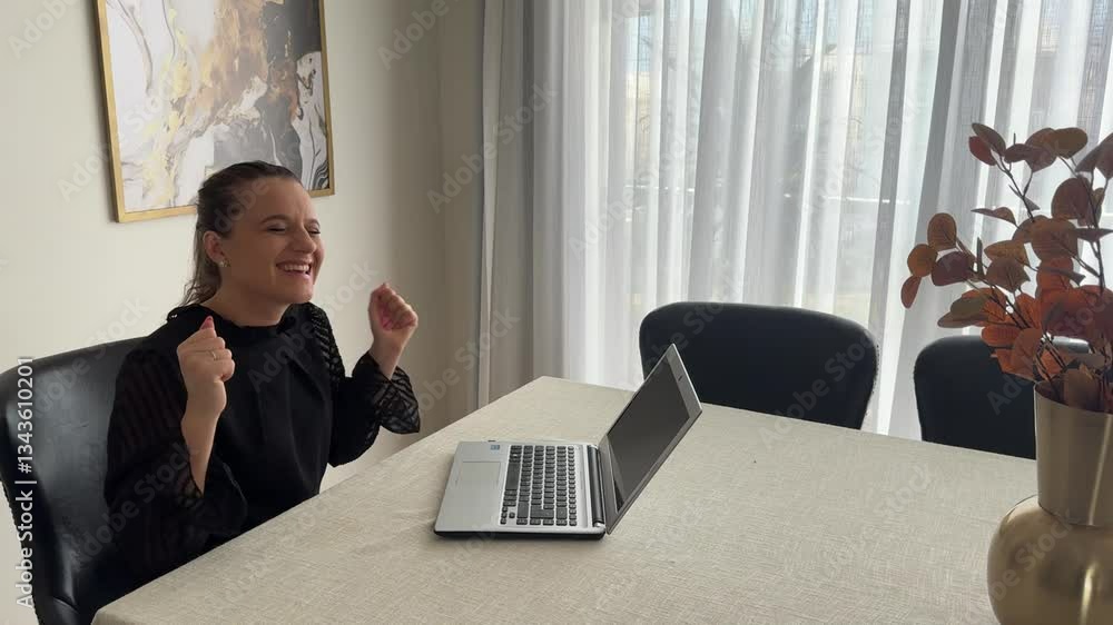 Mulher feliz com os negócios usando computador portatil em casa 