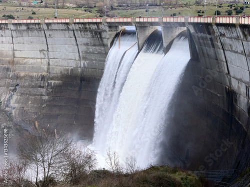 Wallpaper Mural Embalse del Pontón alto, desembalsando agua por las fuertes lluvias, en Palazuelos de Eresma, Segovia, Castilla y León, España Torontodigital.ca