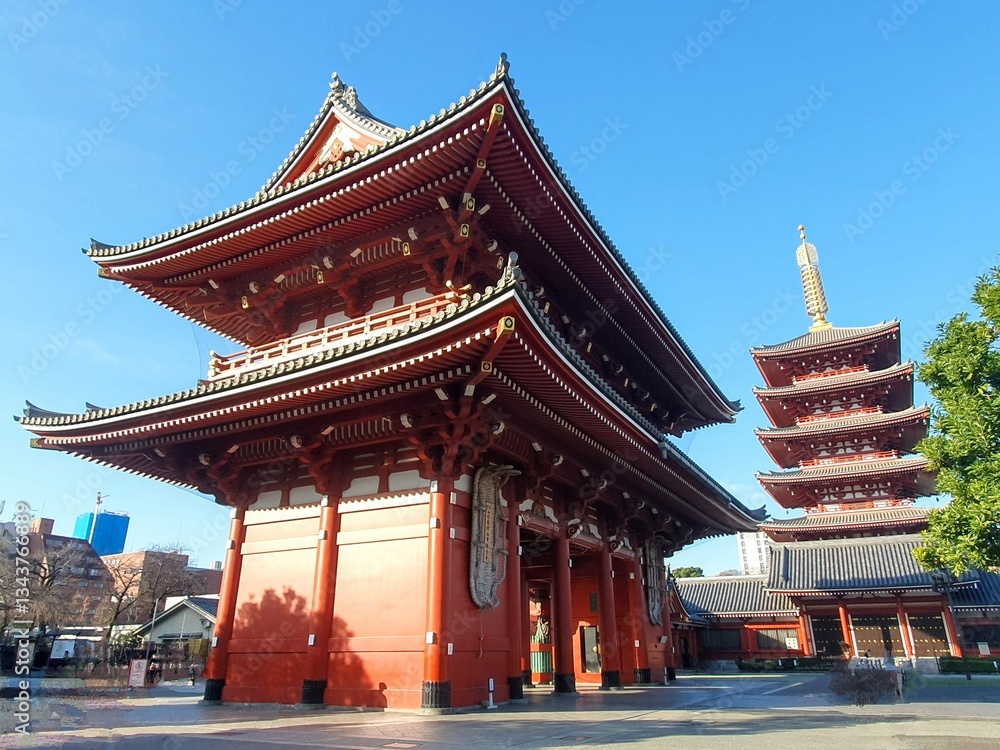 Fototapeta premium Senso-Ji Buddhist Temple in Tokyo
