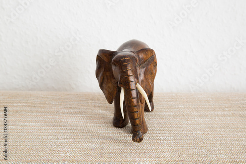 Afrikanischer Elefant aus Ebenholz geschnitzt