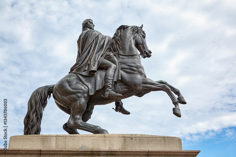 Obraz premium Equestrian statue of Duke of Wellington near the National Archives of Scotland. Edinburgh. Scotland