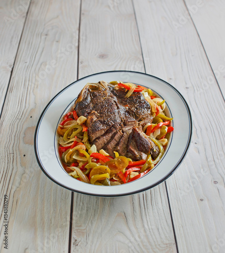 Fotografie braised pot roast with peppers and onions