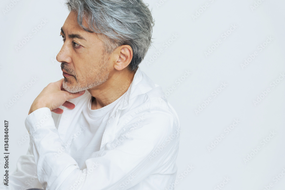 Fototapeta premium ミドルエイジ、シニア、男性、中高年、中年、ポートレート、脱毛、美容、エステ、サロン、スキンケア、コスメ、化粧品、メンズ、イケおじ、清潔感、キレイめ、シンプル、コピースペース、美肌、美顔、ロマンスグレー、グレイヘア、白髪、ひげ、おしゃれ、クール、かっこいい、横顔、モデル、ダンディ、白シャツ、50代、60代、彫り、フェイスライン、Eライン、骨格、上半身、ジェロントロジー、アンチエイジング、エイジングケ