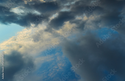 Foto A panoramic view of the sky with swirling clouds creates a sense of infinity