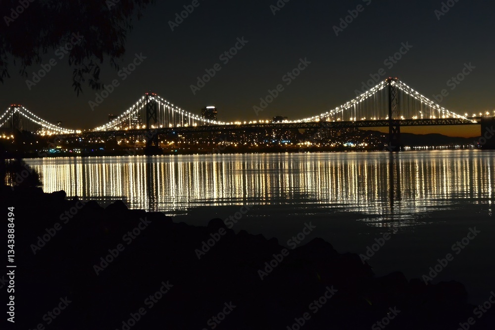 Obraz premium Iconic Bridge at Night