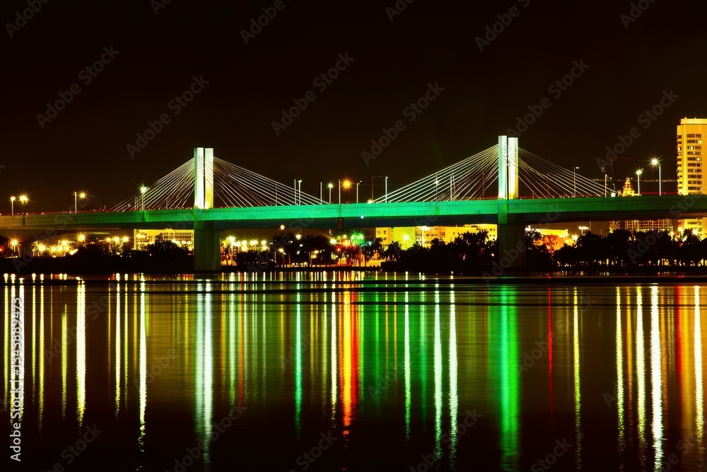 Fototapeta premium Iconic Bridge at Night