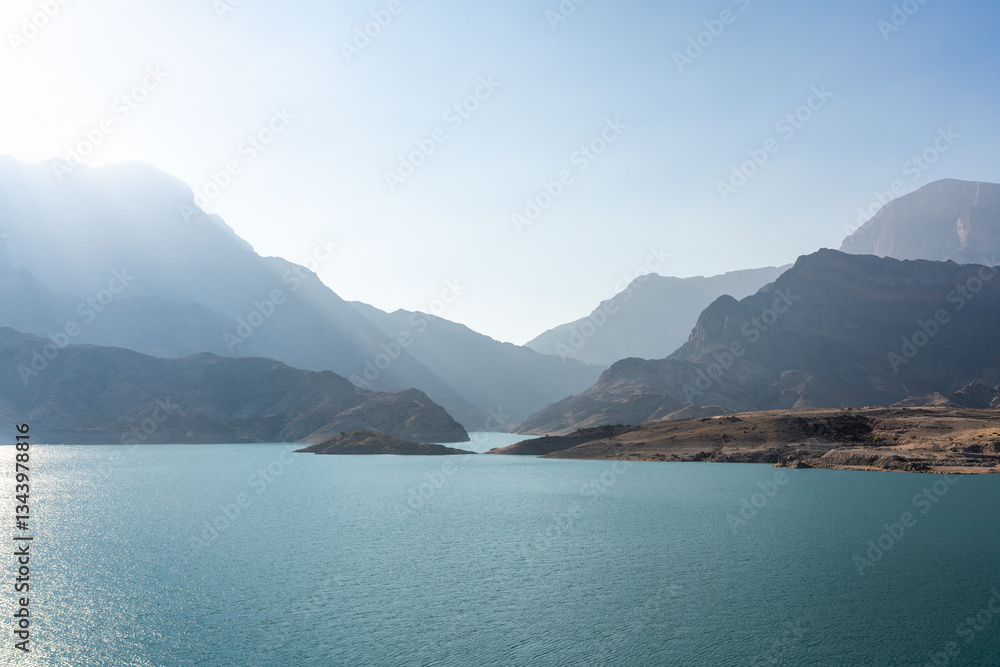Wadi Dayqah Dam Sonnenstrahlen fallen über einen Stausee in Oman Wadi Dayqah Dam Sonnenstrahlen fallen über einen Stausee in Oman