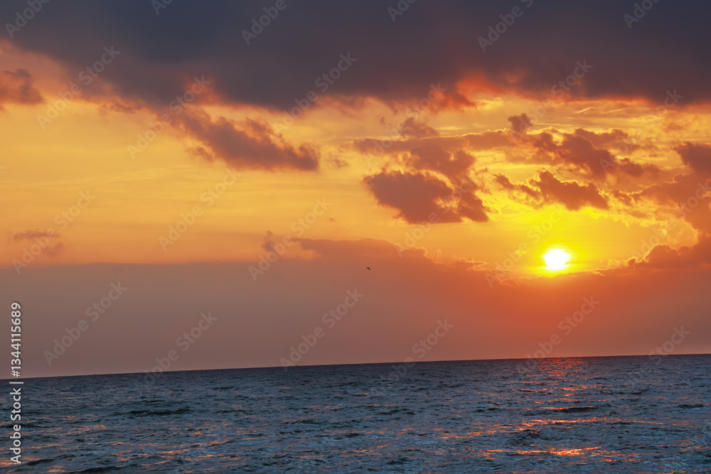 Obraz premium Indian Beautiful orange sunrise, blue sea 