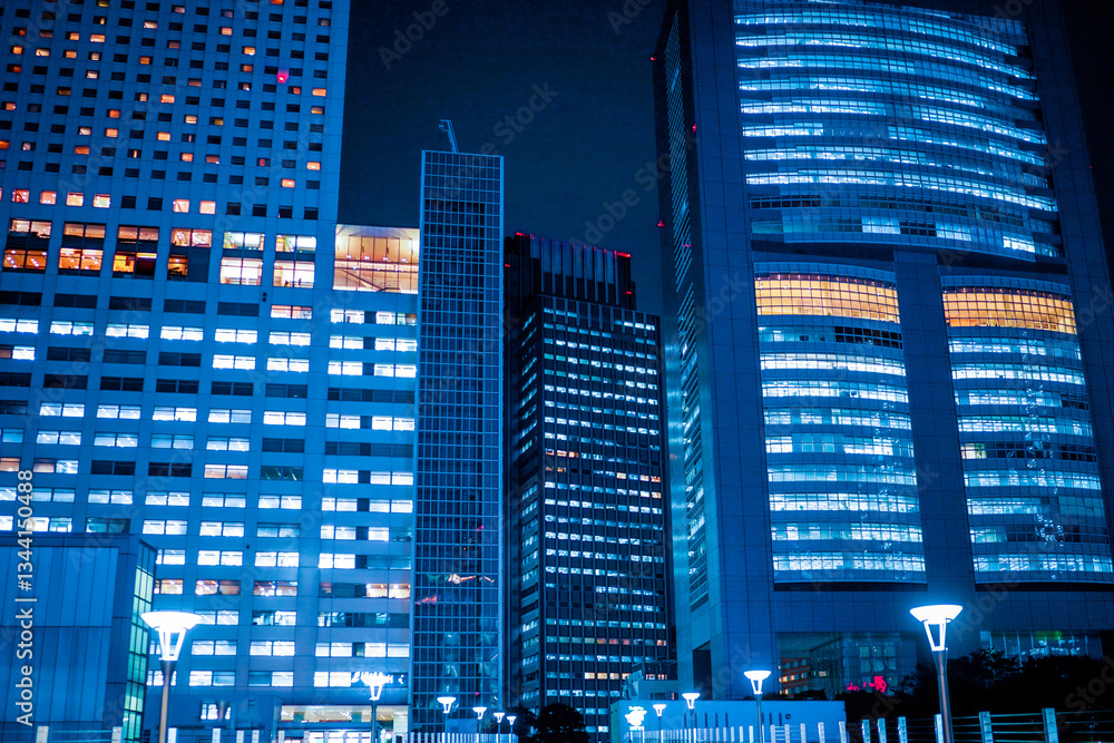 新宿のビル群と夜景ライト