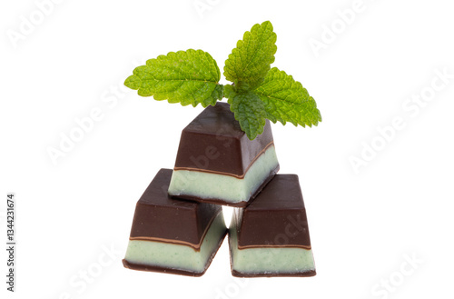 Obraz na płótnie chocolate candies with mint filling isolated w salonie