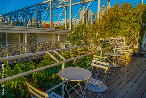 Obraz na płótnie 橋と植栽のあるカフェ w salonie