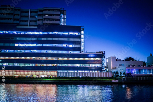 Obraz na płótnie 天王洲アイルの水辺と建物 w salonie