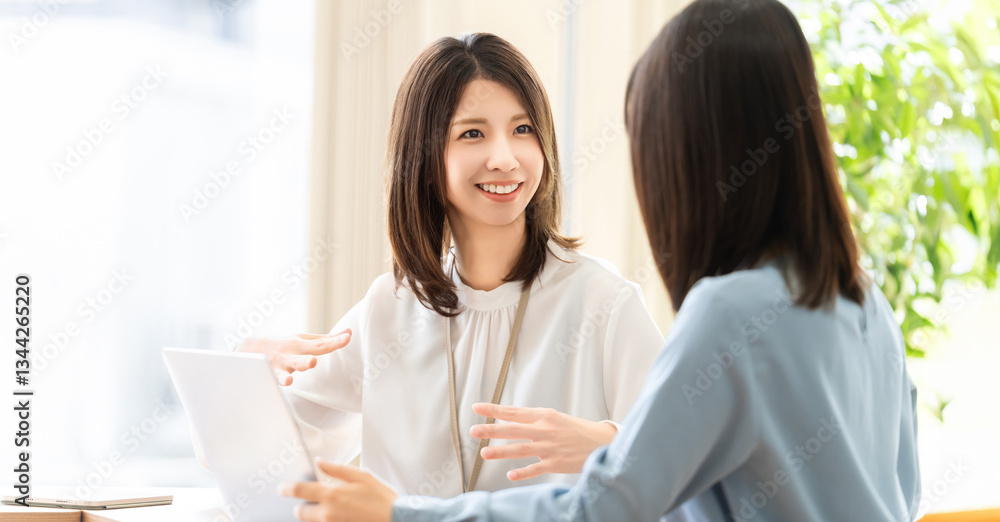 ミーティングをする2人の女性・ビジネスウーマン ミーティングをする2人の女性・ビジネスウーマン
