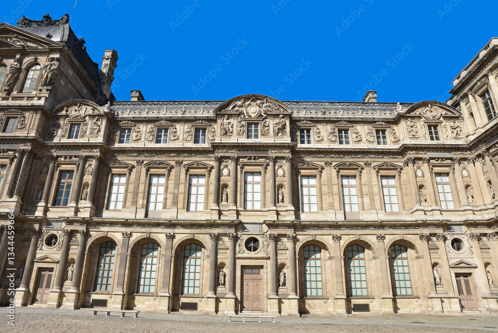 Fototapeta premium Façade la Cour carrée à Paris. France