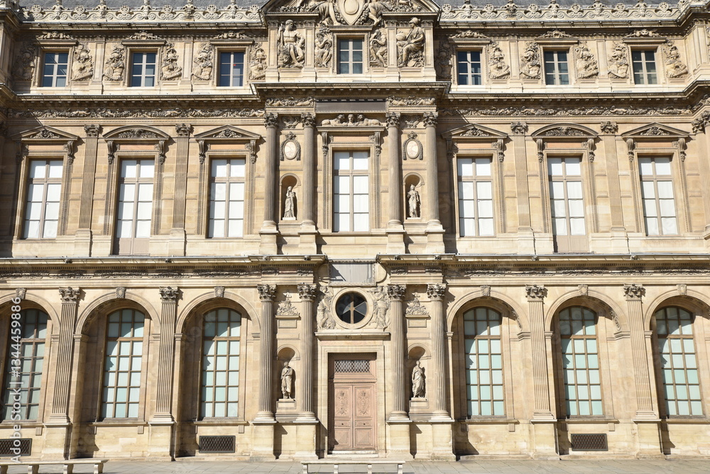 Façade de la Cour carrée à Paris. France