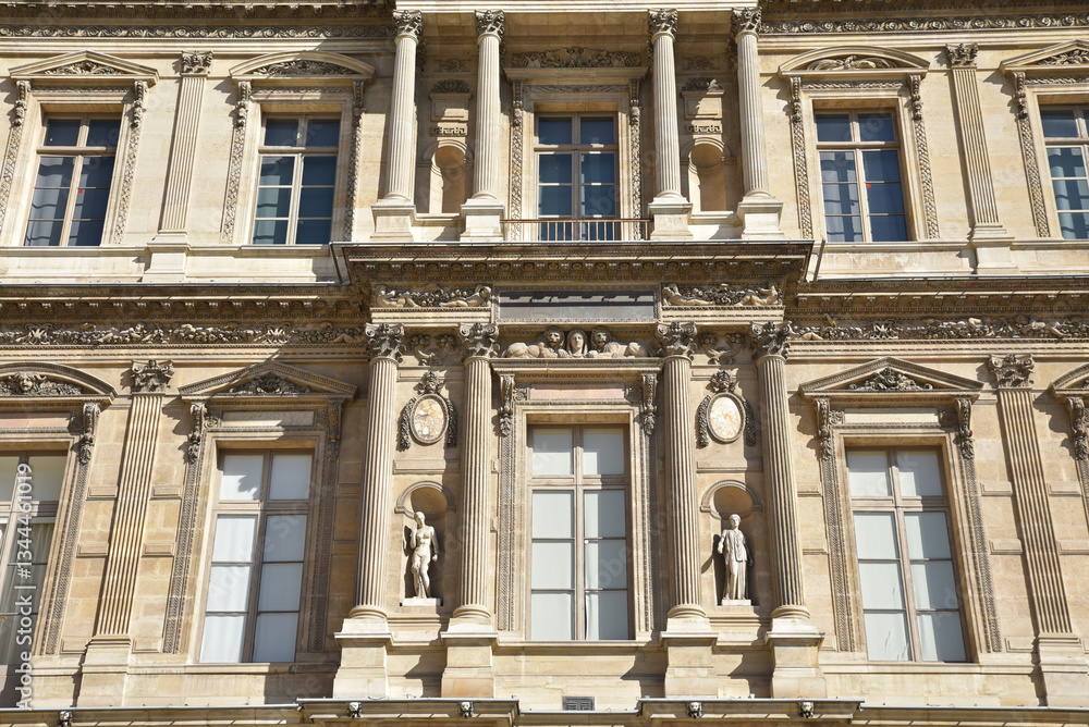 Obraz premium Façade de la Cour carrée à Paris. France