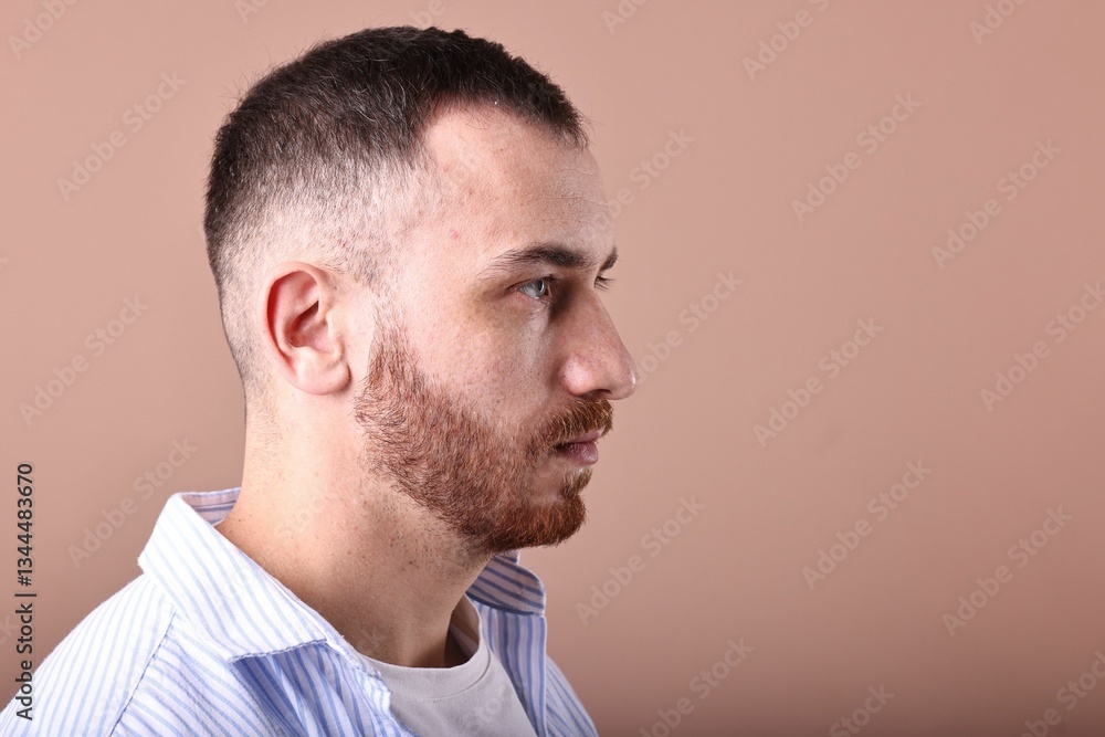 Obraz premium Baldness problem. Man with receding hairline on dark beige background, space for text