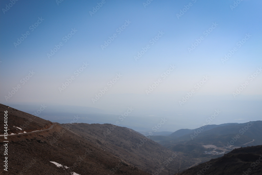 Obraz premium Serene Mountain Landscape with a Vast Horizon