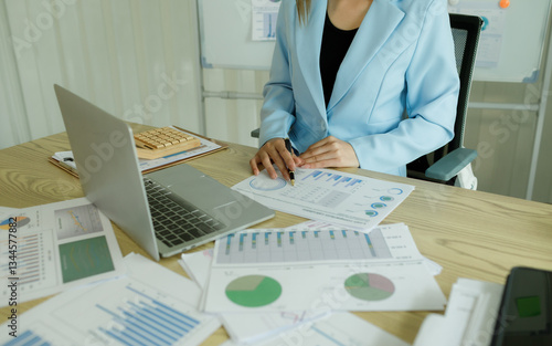 Fotografía Analysts who study past consumer behavior in the market through statistical graphs to adapt and plan future marketing strategies