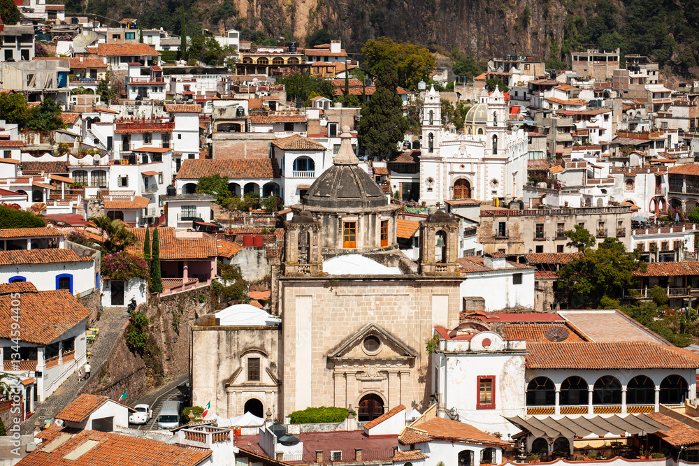 Φωτογραφία View of the beautiful colonial Magical Town of Taxco de Alarcon located in the Mexican state of Guerrero