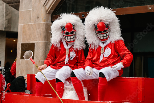 Waggis streuen Konfetti an der basler fasnacht	