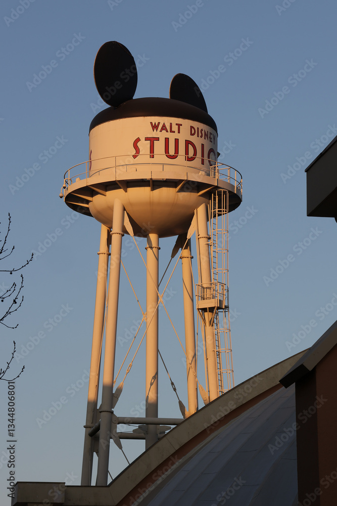 Fototapeta premium Parc à thème Disneyland Paris. Château d’eau avec des oreilles à Disney Adventure World (Walt Disney Studios)