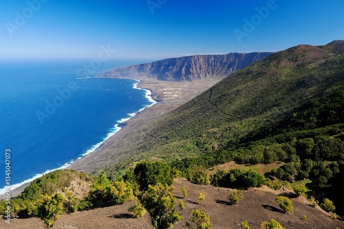 Fotografie El Golfo’s Dramatic Coastline and Ancient Laurel Canopy, El Hierro, Canary Islan