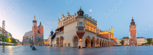 Obraz na płótnie Evening view of the Main Square in Krakow, Poland, featuring the Cloth Hall and St. Mary's Basilica w salonie