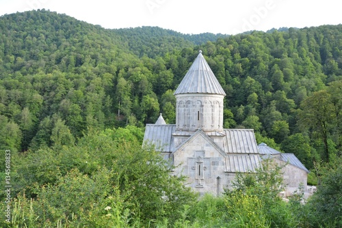 森の中に佇むハガルツィン修道院