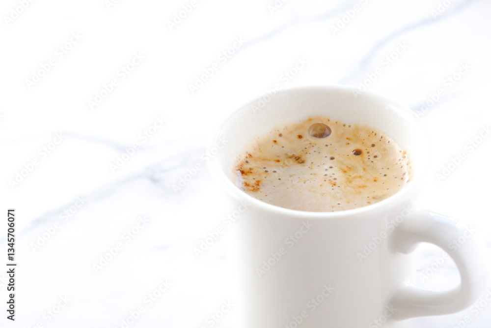 Obraz premium 朝のひとときにぴったりのカフェ・ラテは、ミルクをたっぷり入れたコーヒー 
