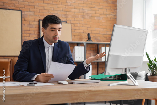 Young businessman with comp...