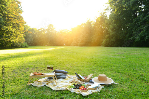 Set for romantic picnic wit...